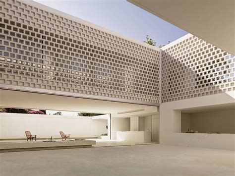 Edificio tipo celosía perforada con patios interiores