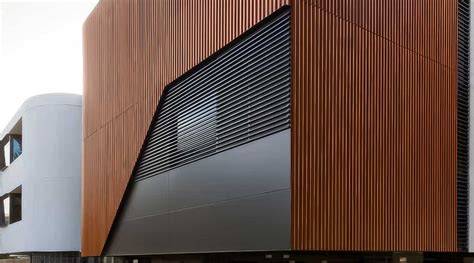 Concepto de fachada con louvers ACP en acero y vidrio