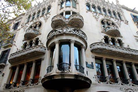 fachada y detalles ornamentales de la Casa Lleó Morera
