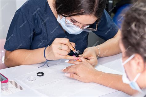manicurista aplicando cuidado post-llenado