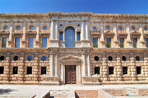 fachada del palacio Carlos V en Granada (fachadas y portada principal)