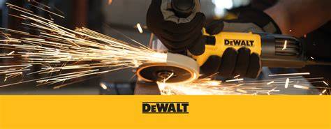 ilustración de herramientas DEWALT frente a fondo de taller