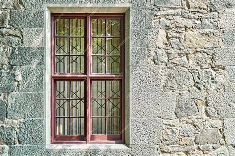 ventanas de madera con piedra ladrillo