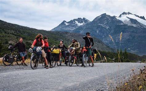 imagen de cicloturismo: ruta y llantas