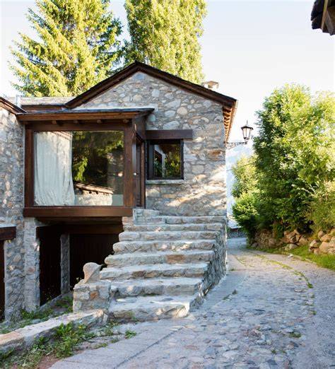 fachada de madera y piedra en Pirineos