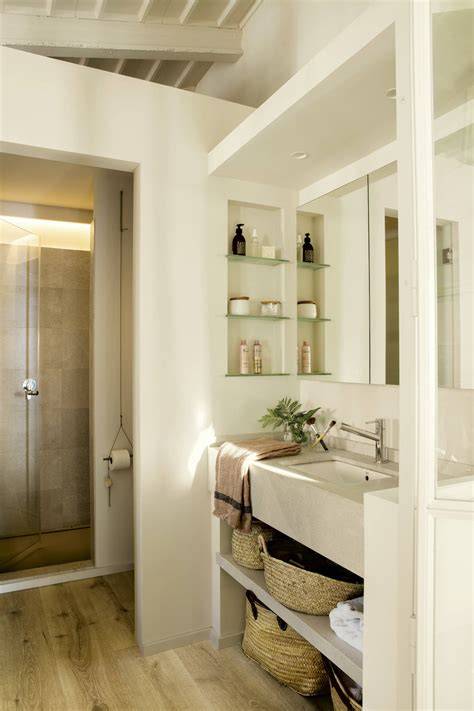 diseño de baño con pladur y estanterías